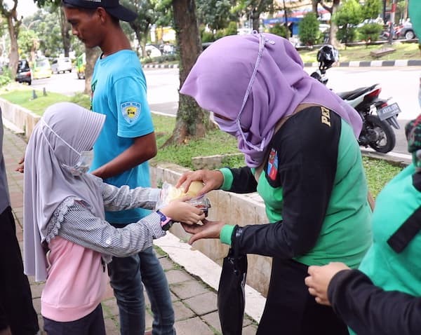 Ola berbagi makanan disekitar Jalan Pajajaran - Kota Bogor